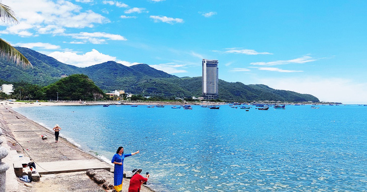 Núi Cô Tiên và vịnh Nha Trang tại phía bắc TP Nha Trang có nhiều dự án đô thị đã được giao trên núi và lấp lấn biển thuộc 42 dự án phải rà soát, xử lý - Ảnh: PHAN SÔNG NGÂN